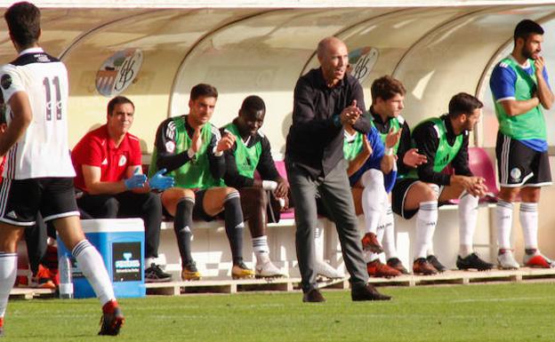 Antonio Calderón trata de animar a sus jugadores desde la banda. 