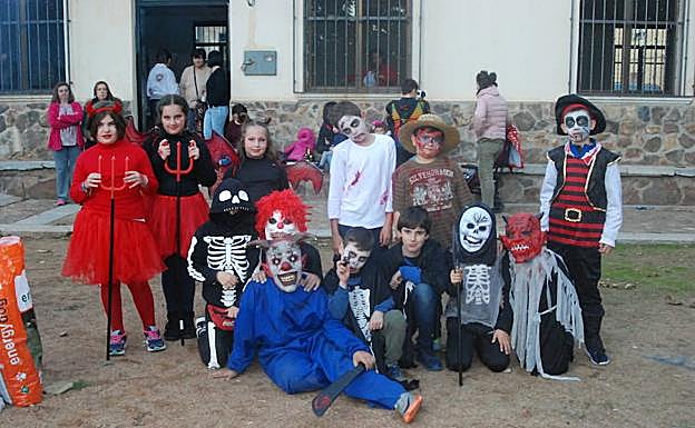 Los niños de Garcibuey no perdieron la oportunidad de celebrar ayer Halloween.