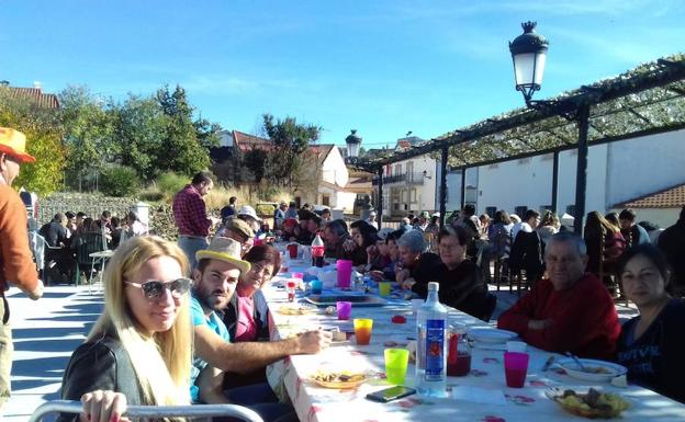 La Plaza se llenó de mesas y gente durante la comida.