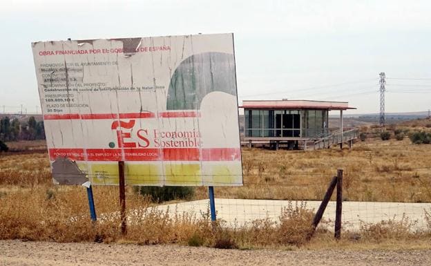 El segundo Plan E (entre 2010 y 2011) destinó casi 190.000 euros para un aula de naturaleza en Medina del Campo que nunca se llegó a estrenar.