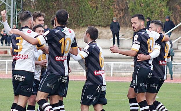 Los jugadores de Unionistas celebran su gol ante el Celta B.
