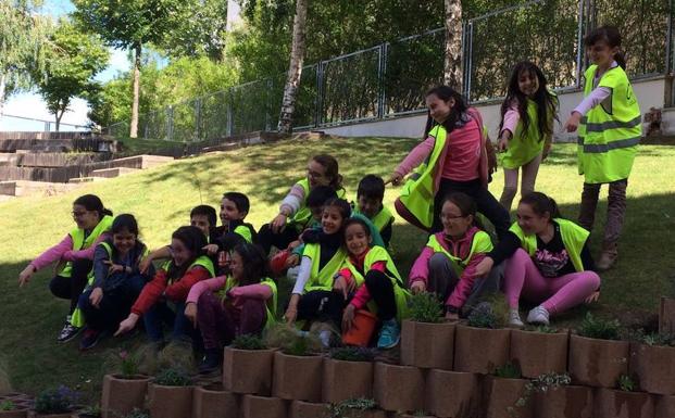 Un grupo de niños participa en una actividad en Villamayor.