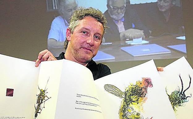 Luis Moro muestra las litografías y los poemas de su exposición 'Dioscórides', hace dos años. 