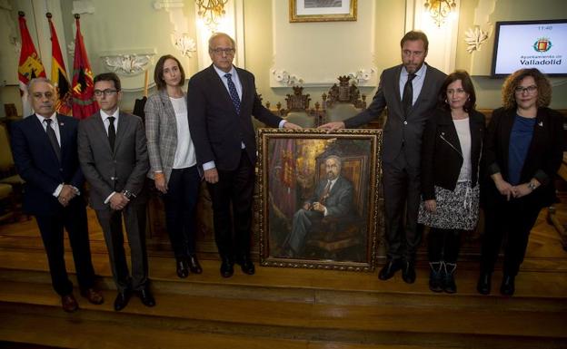 Los portavoces de los grupos políticos municipales y el alcalde, con el cuadro de Bolaños, en el pleno de esta mañana.