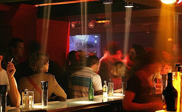 Una niña sufre un coma etílico tras salir de fiesta con su madre en Galicia