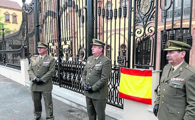 El coronel Martínez Ferrer (i) junto a los generales Monforte y Moreno, al lado de la reja del internado de alumnos. 