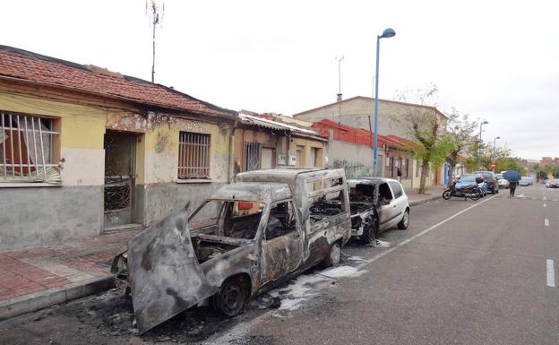 Los vehículos calcinados en la calle Monegros de Valladolid, donde reside la familia. 