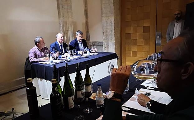 Carlos Moro, en el centro, y los enólogos Félix González y Alberto Gómez, durante las explicaciones de la cata.