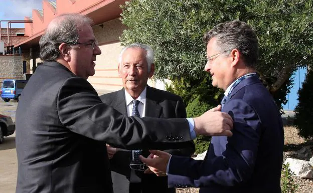 El presidente de la Junta, Juan Vicente Herrera(I), con el presidente de los laboratorios, Juan Ignacio Ovejero(C) y el director general, Juan Pablo Ovejero(D).