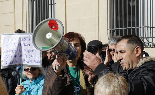 Patricia Rodríguez, concejala de Ganemos, empuña un megáfono durante la protesta.