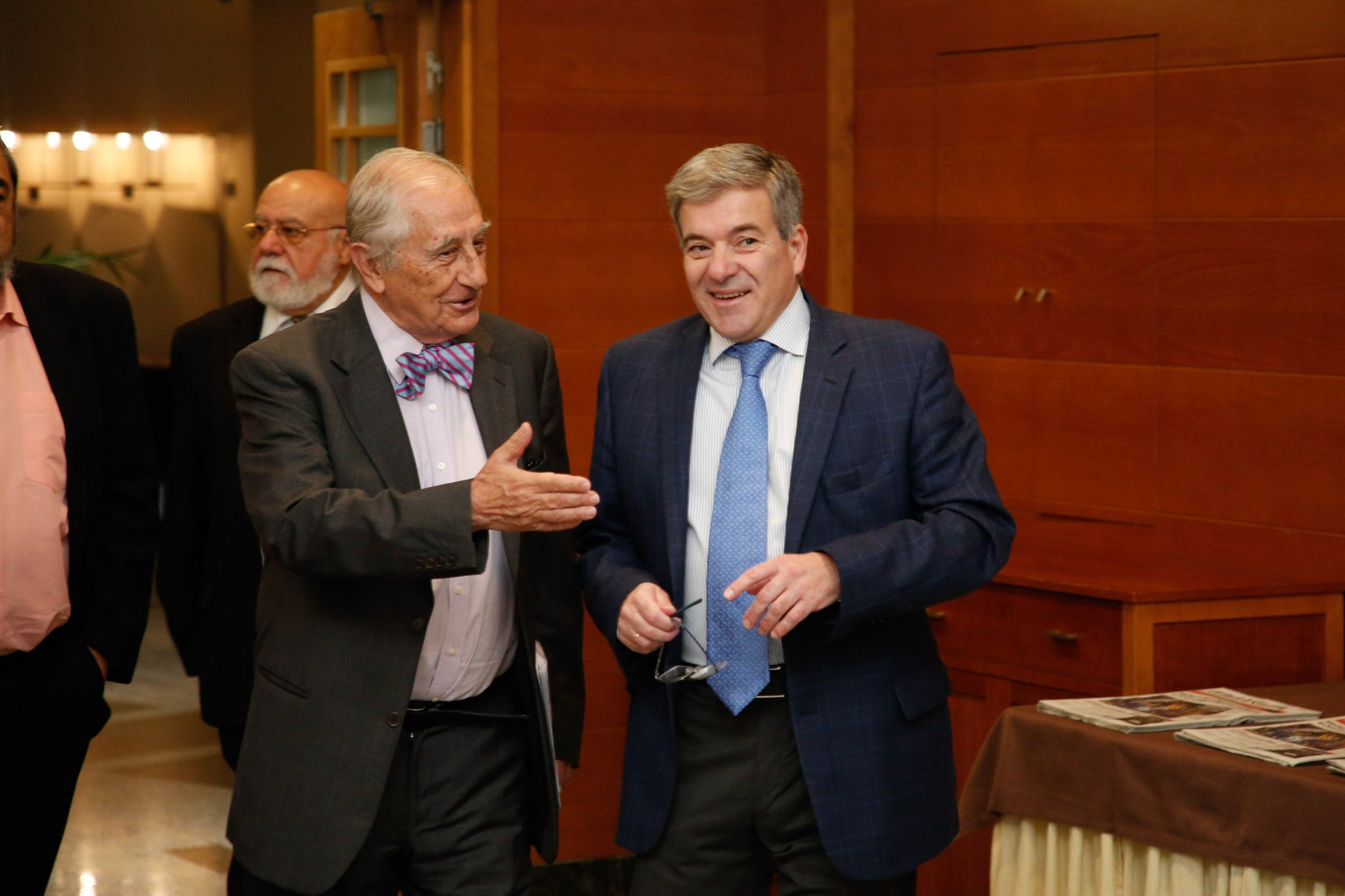 El diplomático español repasa la situación nacional e internacional y opina que Pedro Sánchez convocará elecciones «cuando las encuestas sean favorables»