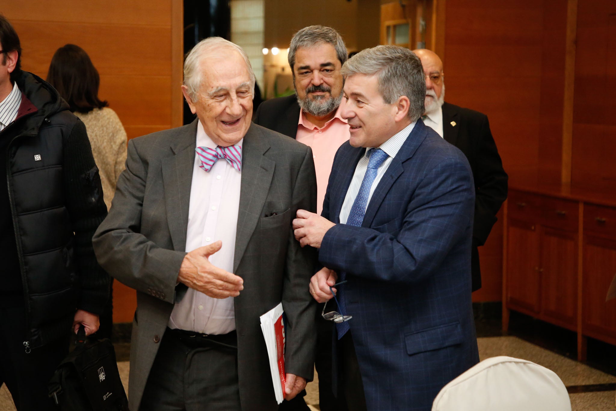 El diplomático español repasa la situación nacional e internacional y opina que Pedro Sánchez convocará elecciones «cuando las encuestas sean favorables»