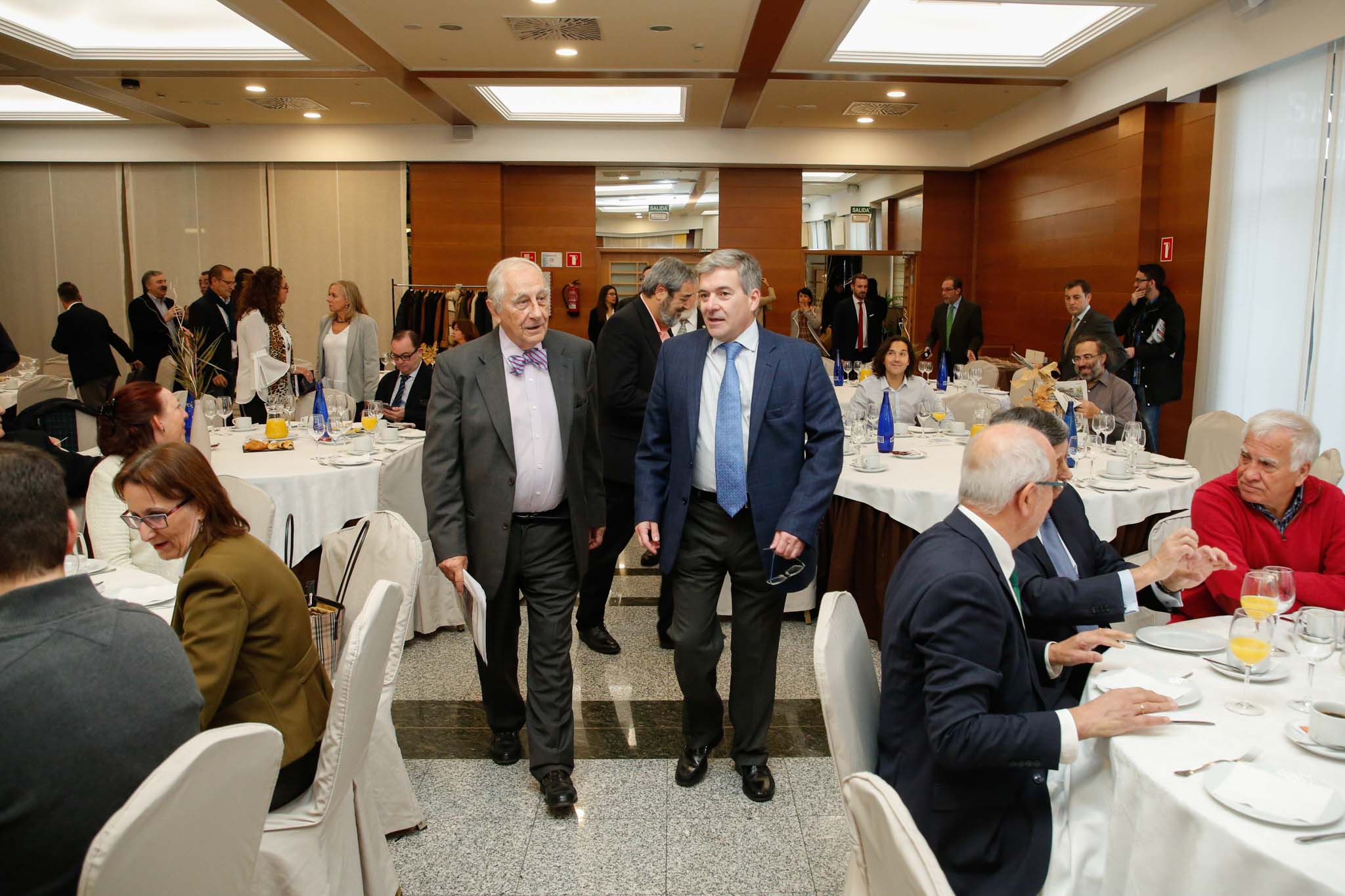 El diplomático español repasa la situación nacional e internacional y opina que Pedro Sánchez convocará elecciones «cuando las encuestas sean favorables»