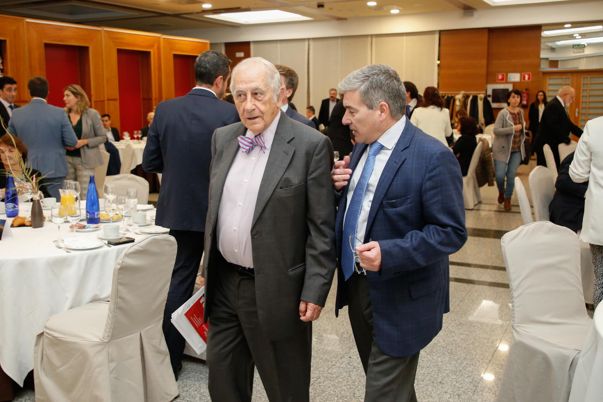 El diplomático español repasa la situación nacional e internacional y opina que Pedro Sánchez convocará elecciones «cuando las encuestas sean favorables»