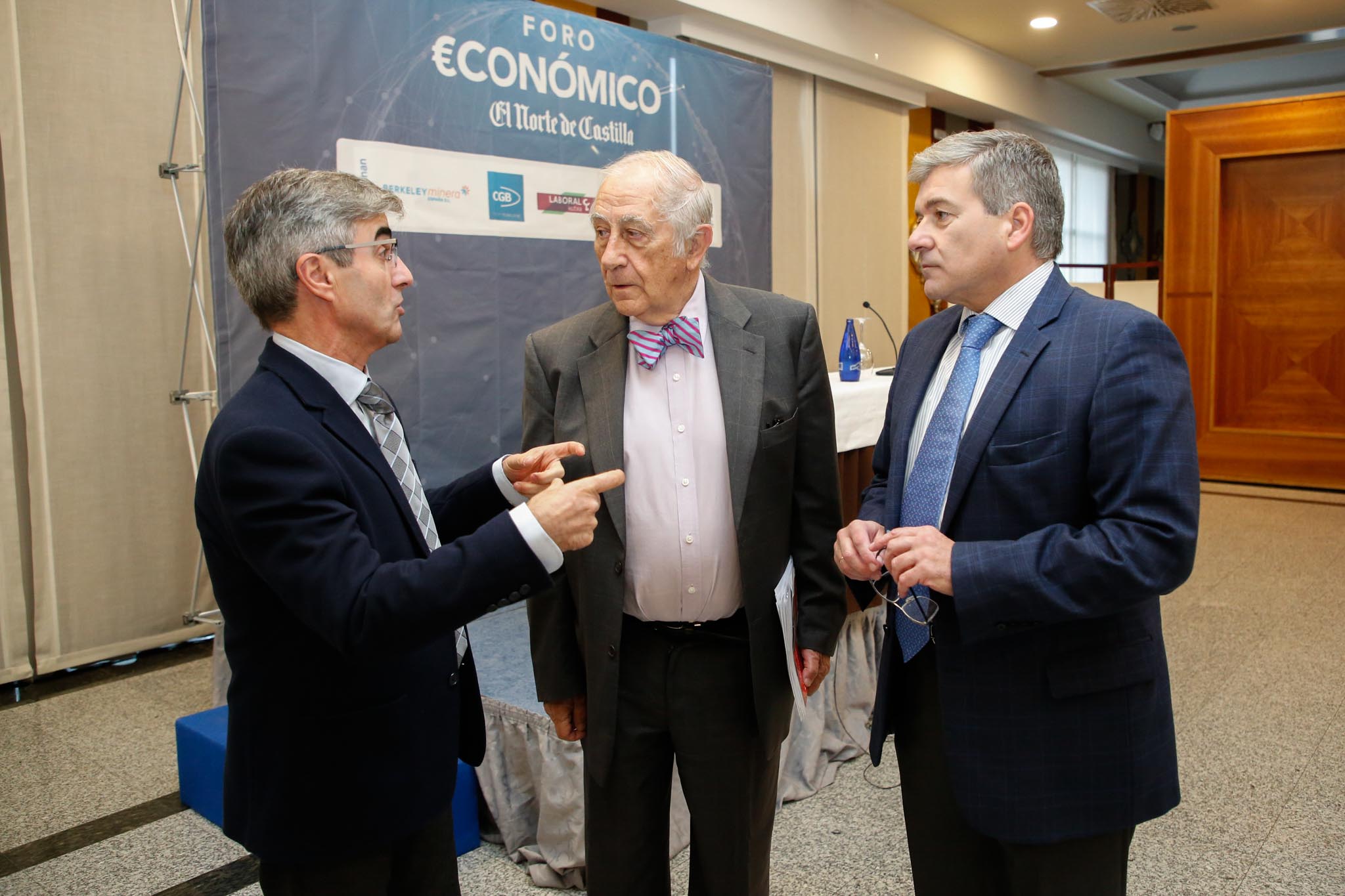 El diplomático español repasa la situación nacional e internacional y opina que Pedro Sánchez convocará elecciones «cuando las encuestas sean favorables»