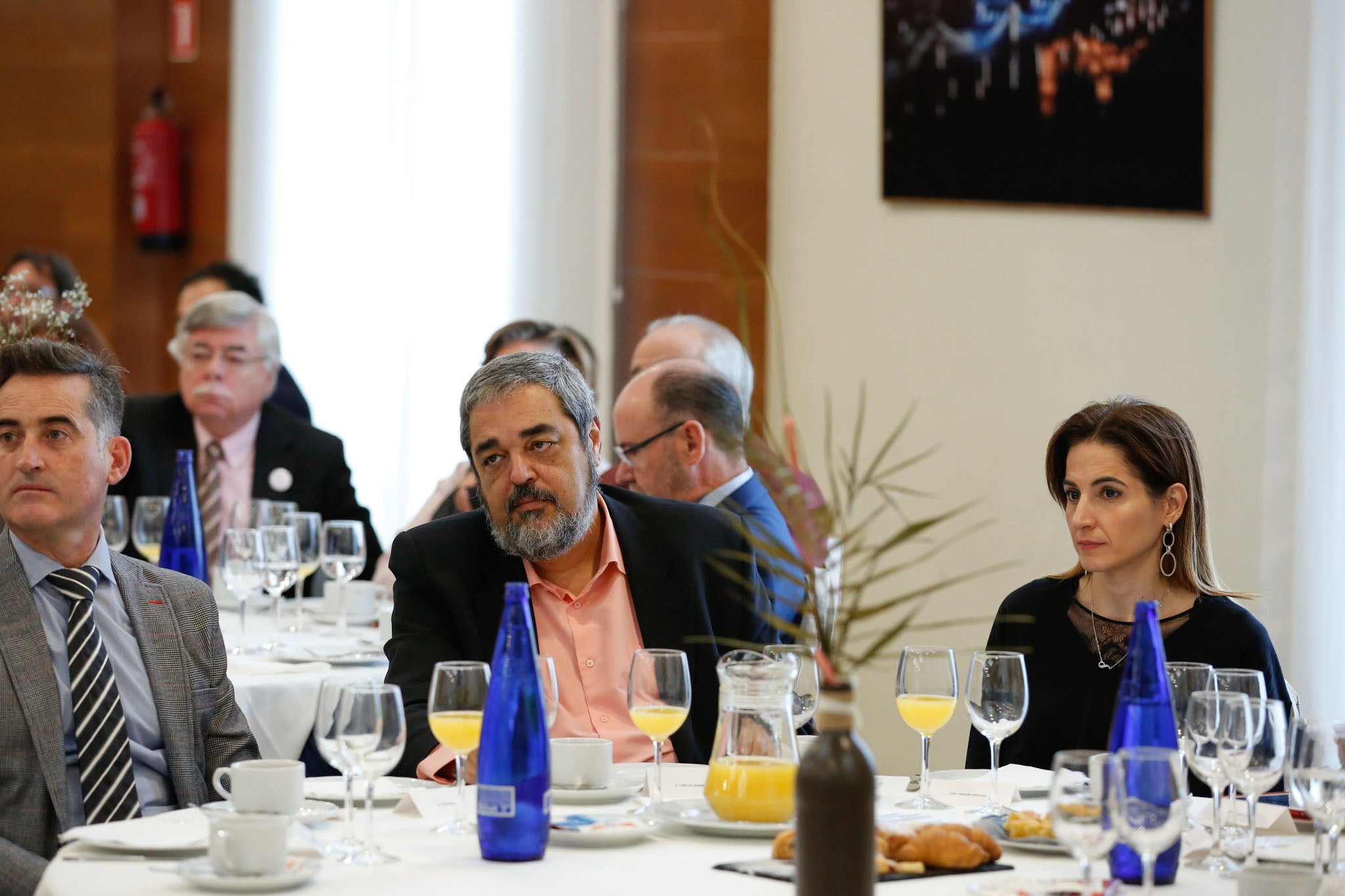 El diplomático español repasa la situación nacional e internacional y opina que Pedro Sánchez convocará elecciones «cuando las encuestas sean favorables»