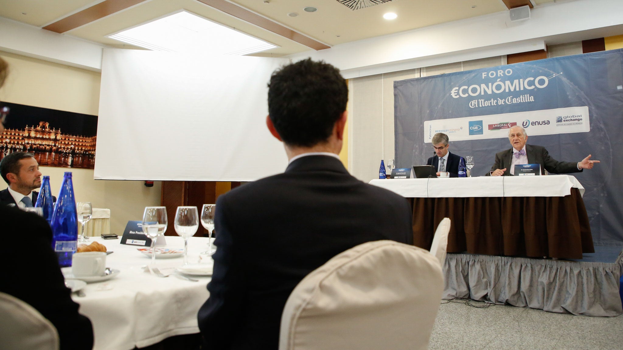 El diplomático español repasa la situación nacional e internacional y opina que Pedro Sánchez convocará elecciones «cuando las encuestas sean favorables»