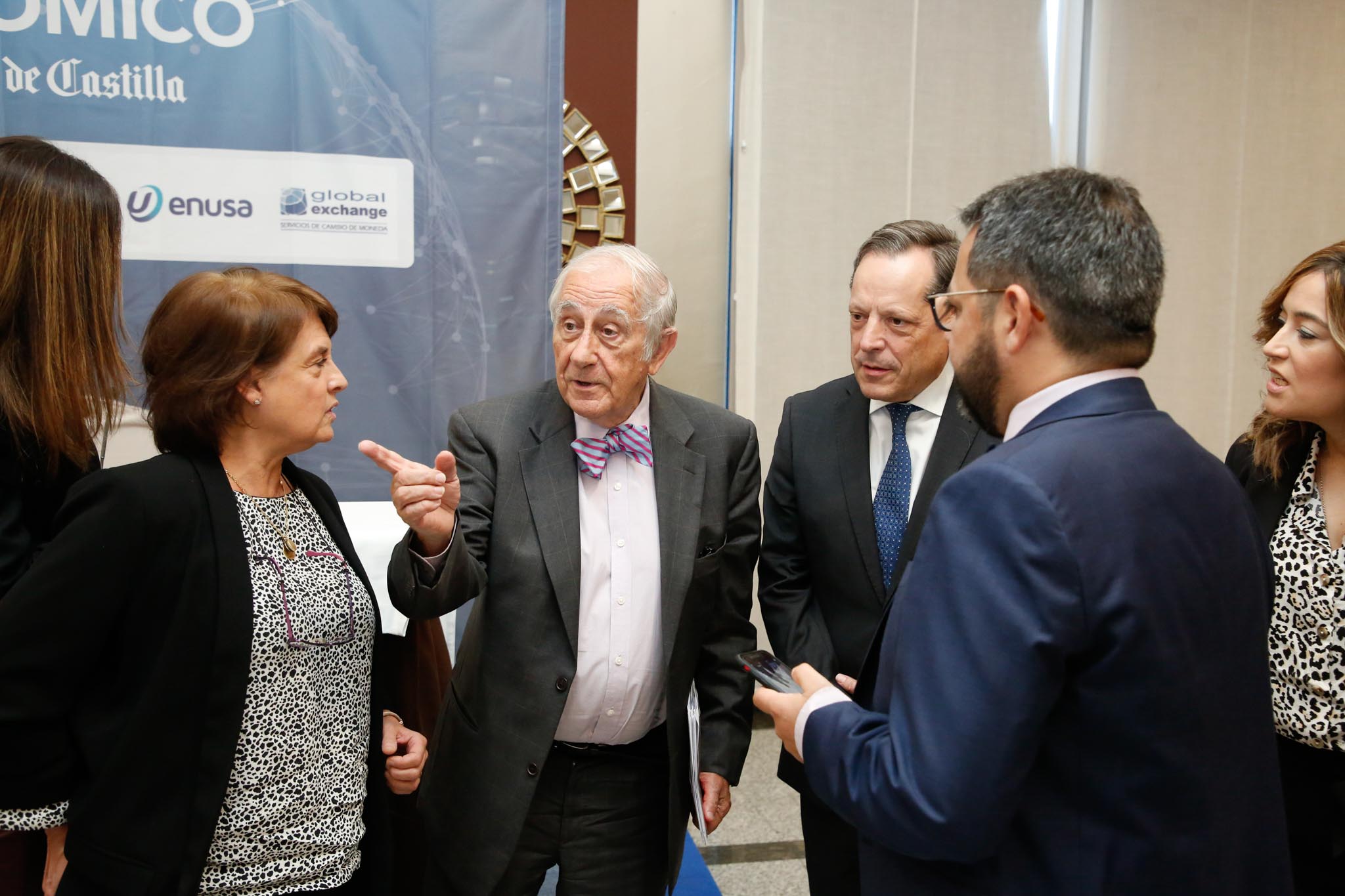 El diplomático español repasa la situación nacional e internacional y opina que Pedro Sánchez convocará elecciones «cuando las encuestas sean favorables»