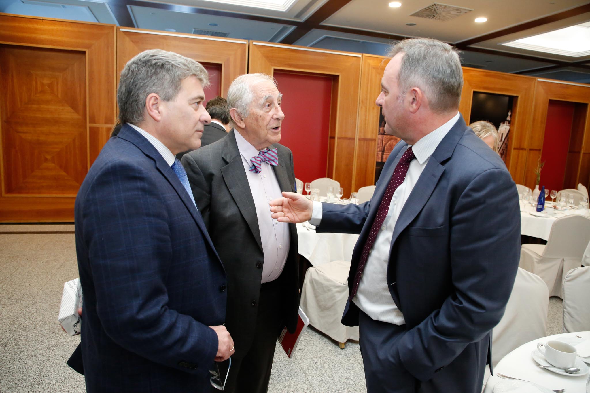 El diplomático español repasa la situación nacional e internacional y opina que Pedro Sánchez convocará elecciones «cuando las encuestas sean favorables»