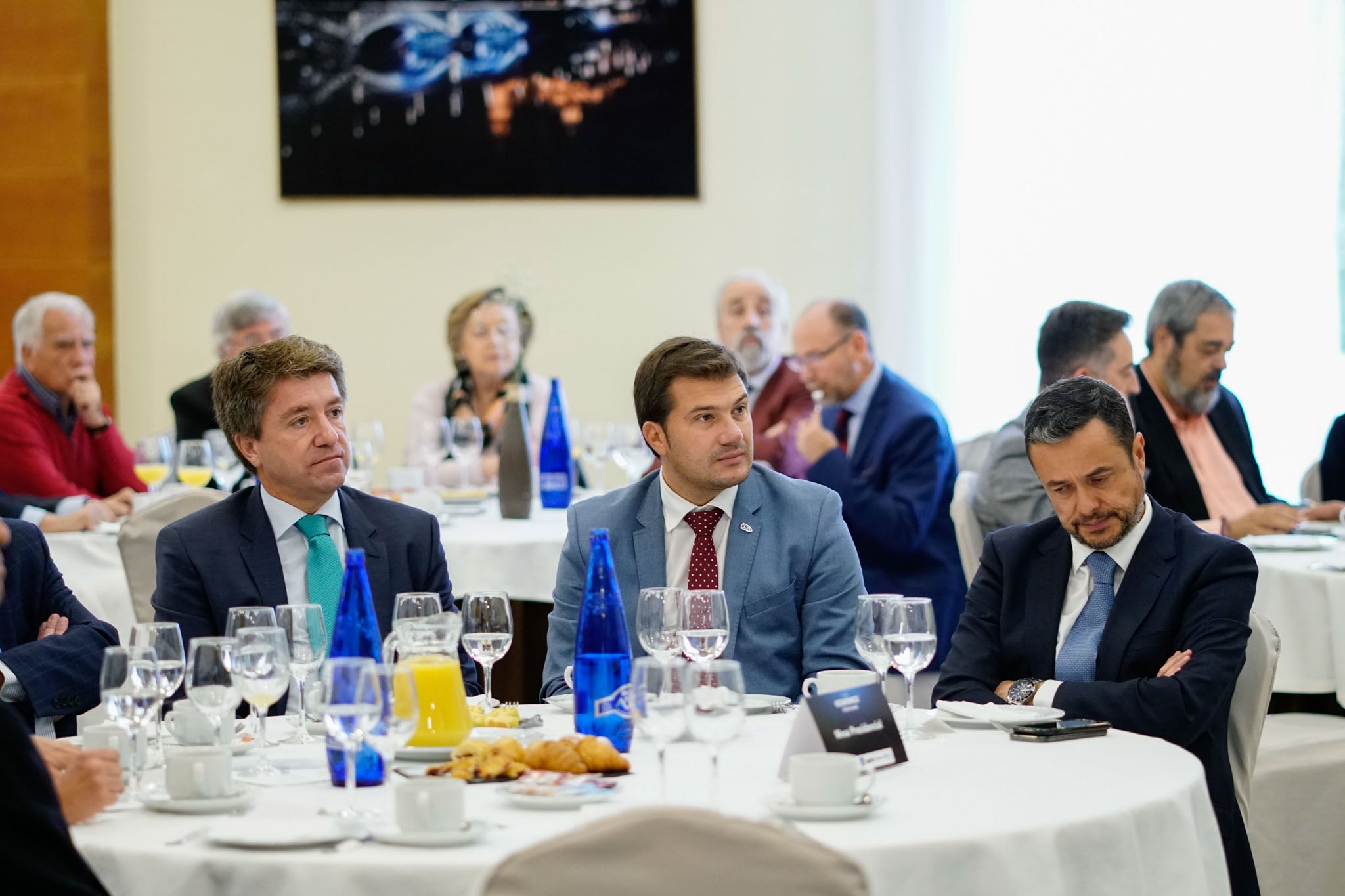 El diplomático español repasa la situación nacional e internacional y opina que Pedro Sánchez convocará elecciones «cuando las encuestas sean favorables»