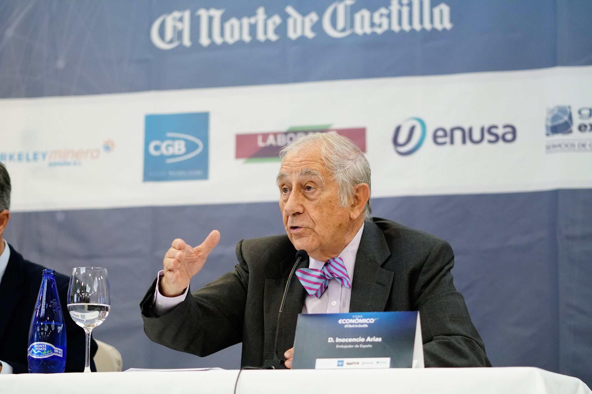 El diplomático español repasa la situación nacional e internacional y opina que Pedro Sánchez convocará elecciones «cuando las encuestas sean favorables»