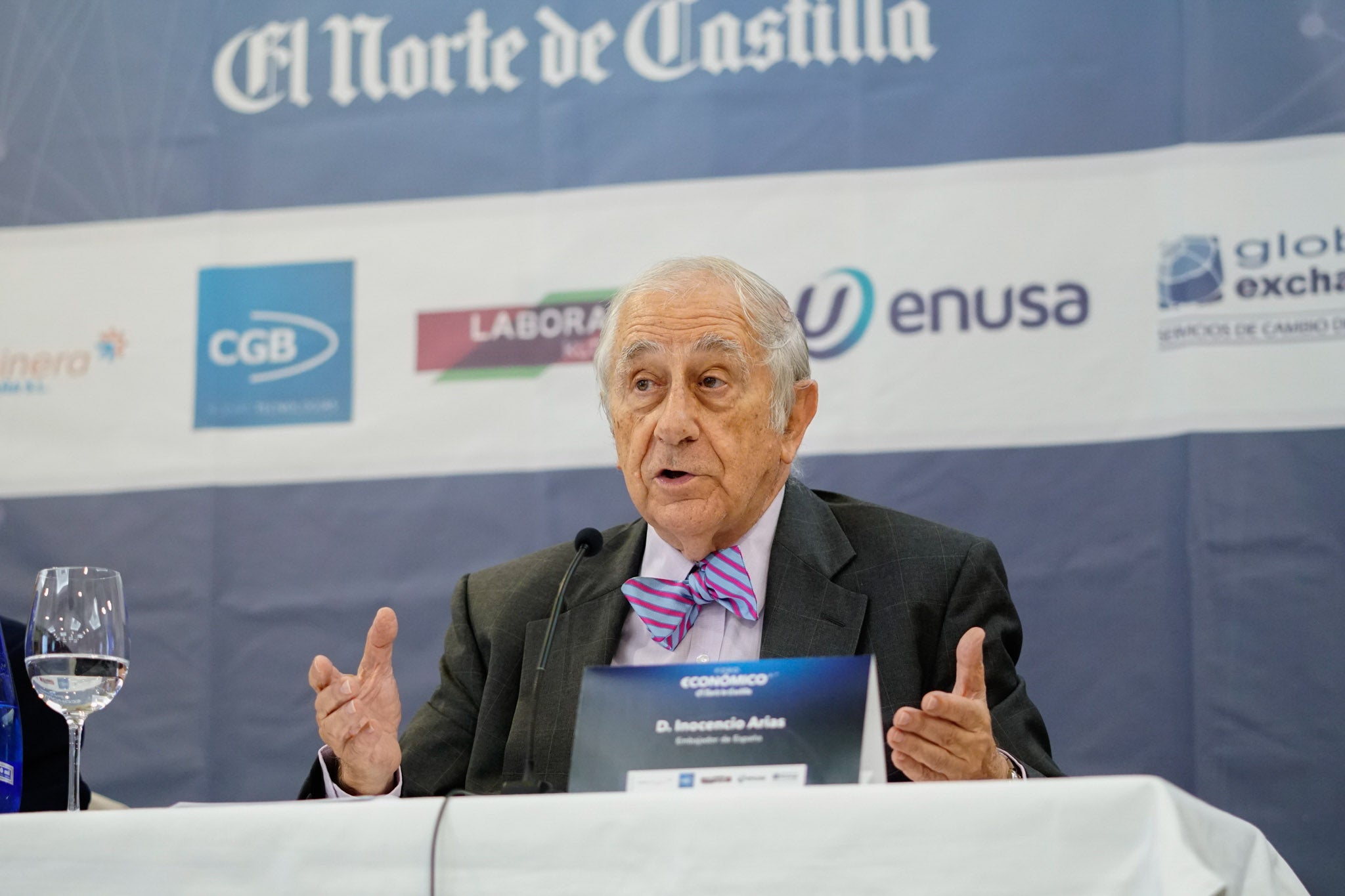 El diplomático español repasa la situación nacional e internacional y opina que Pedro Sánchez convocará elecciones «cuando las encuestas sean favorables»