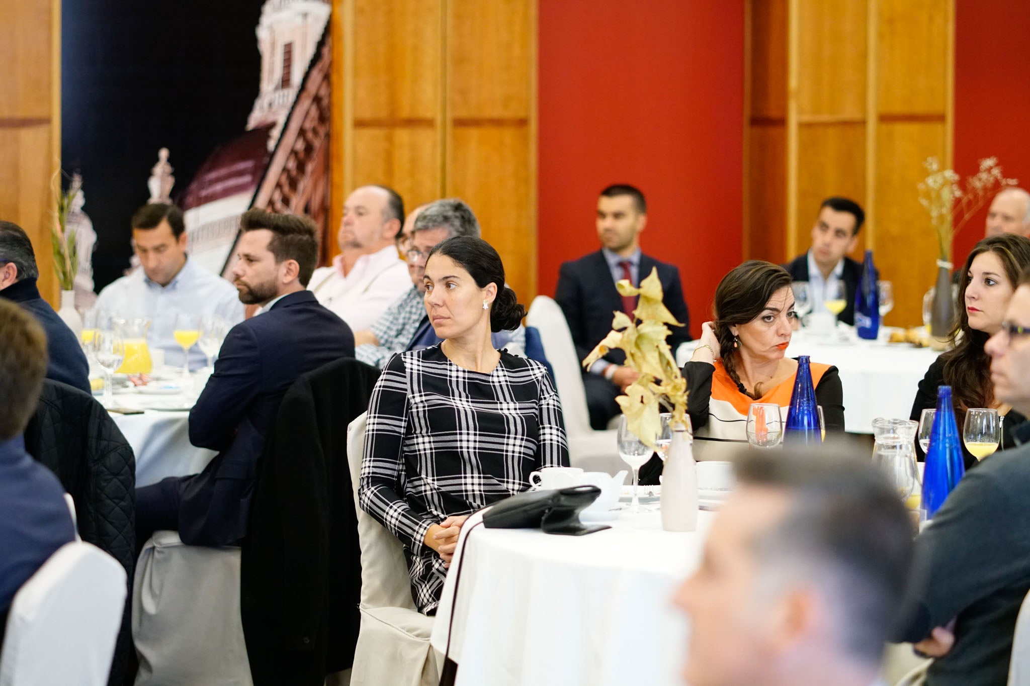 El diplomático español repasa la situación nacional e internacional y opina que Pedro Sánchez convocará elecciones «cuando las encuestas sean favorables»