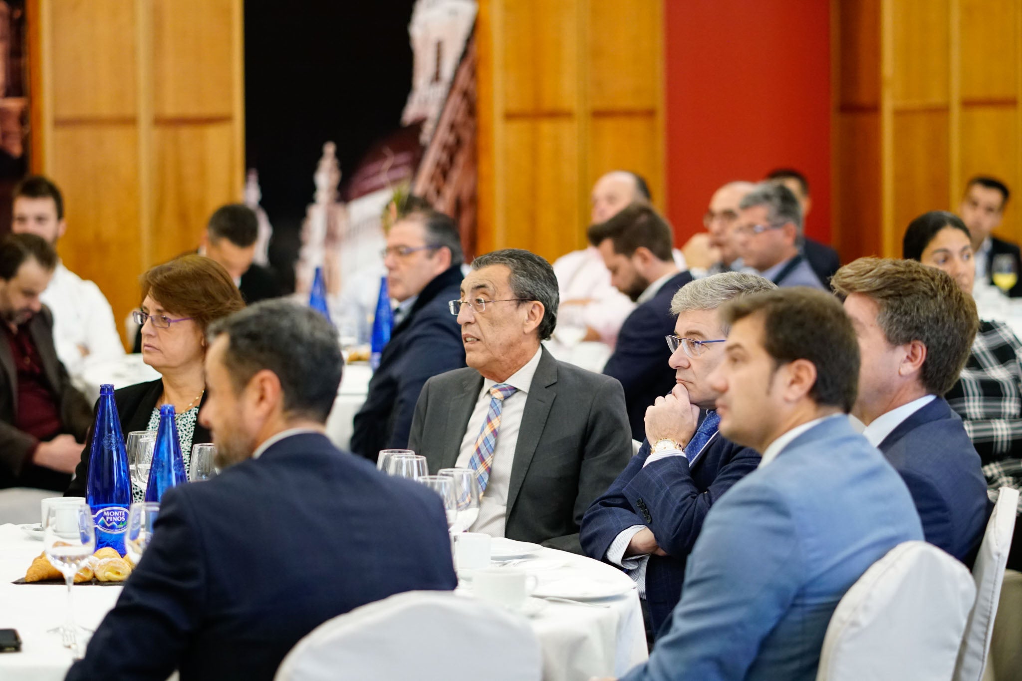 El diplomático español repasa la situación nacional e internacional y opina que Pedro Sánchez convocará elecciones «cuando las encuestas sean favorables»