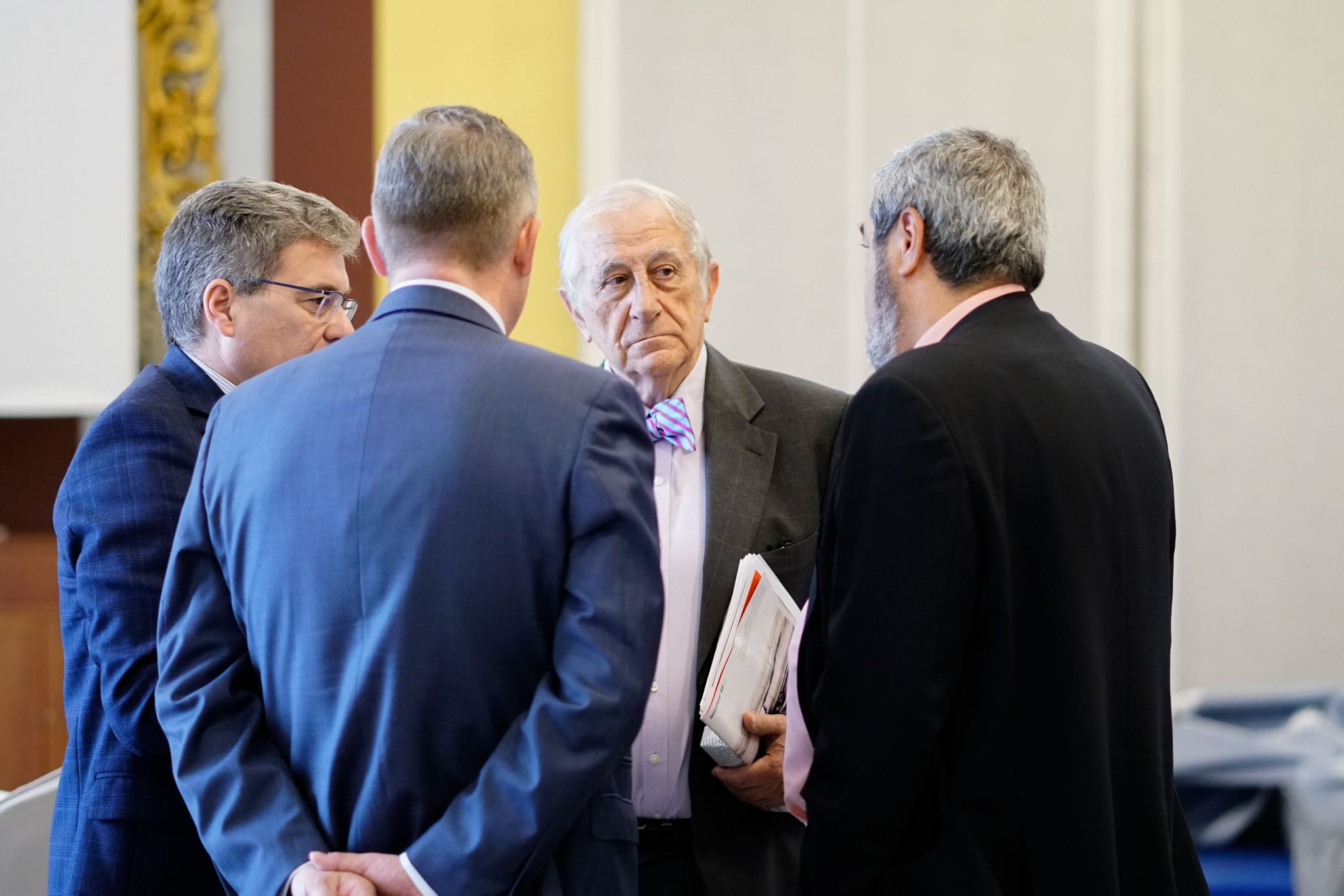 El diplomático español repasa la situación nacional e internacional y opina que Pedro Sánchez convocará elecciones «cuando las encuestas sean favorables»