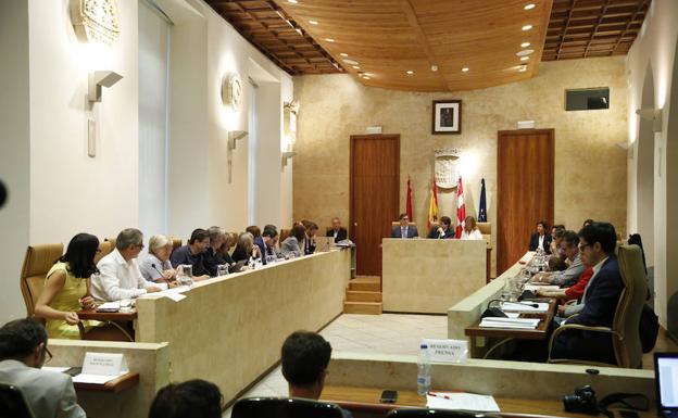 Imagen de archivo de una reunión del pleno del Ayuntamiento de Salamanca. 
