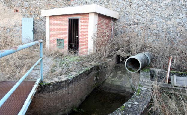 Tubería de entrada de agua procedente del acuífero de Madrona a la estación de tratamiento de agua potable (ETAP) de Segovia. 