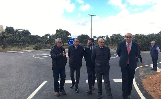 Representantes de la Diputación y de la Junta visitando ayer las obras de la carretera. 