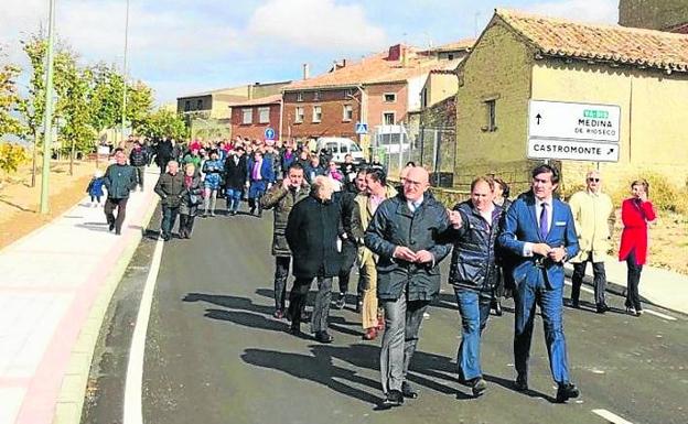 Las autoridades visitan el resultado de las obras.