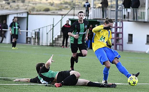 Un jugador del Tardelcuende se dispone a marcar en Los Llanos ante El Espinar. 