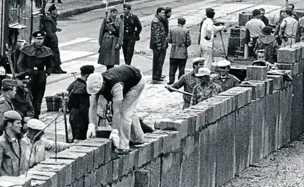 Imagen principal - El 18 de agosto, comienza la construcción del Muro / En1961 el soldado Hans Conrad Schumann salta al otro lado / «Sr. Gorbachov, derribe ese Muro», exhorta Reagan en 1985.