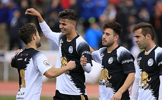 Diego Hernández celebra el gol de Unionistas con sus compañeros. 