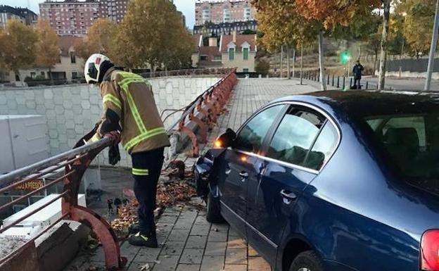 Coche accidentado en la calle Miriam Blasco de Valladolid. 