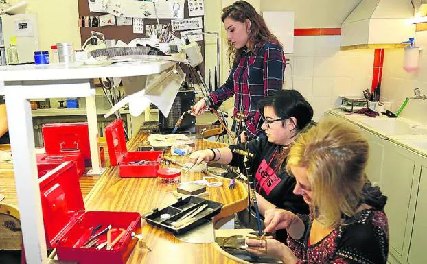 Alumnas de la Escuela de Arte y Superior realizan trabajos prácticos en los talleres..