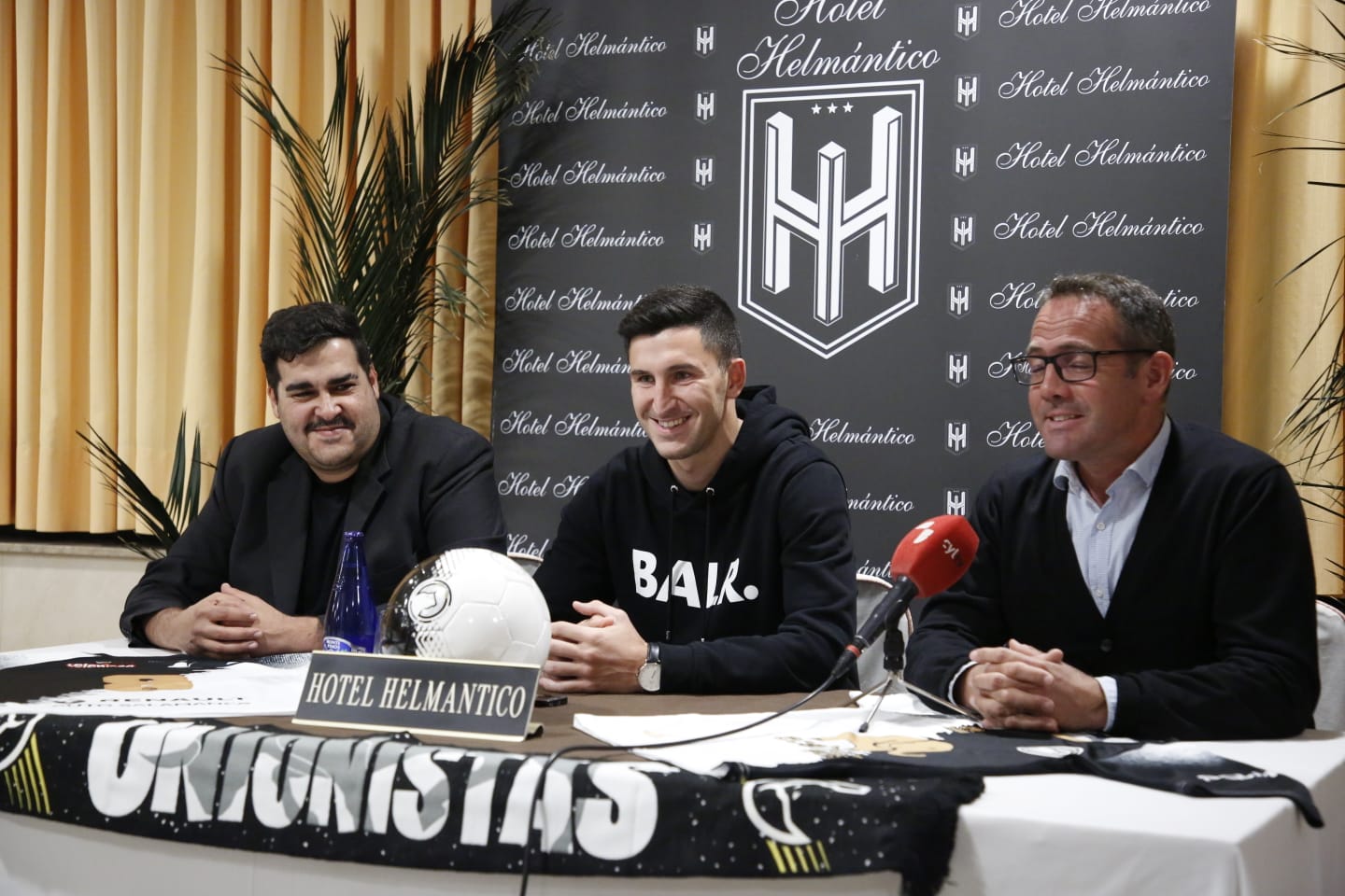 Miguel Ángel Sandoval, Haritz Albisua y Gorka Etxeberria, en la presentación del jugador. 