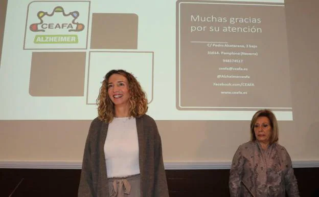 La consejera de Familia e Igualdad de Oportunidades, Alicia García, participa en la apertura y presentación de la jornada 'Alzheimer #ConCienciaSocial'. Junto a ella Milagros Carvajal.