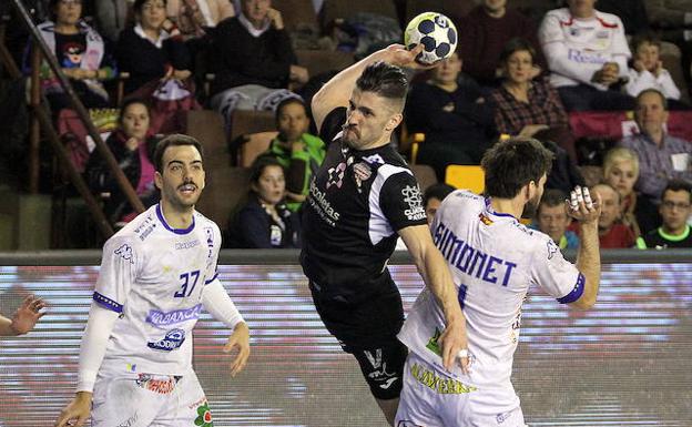 Roberto Pérez penetra en la defensa ademarista en el partido del año pasado. 