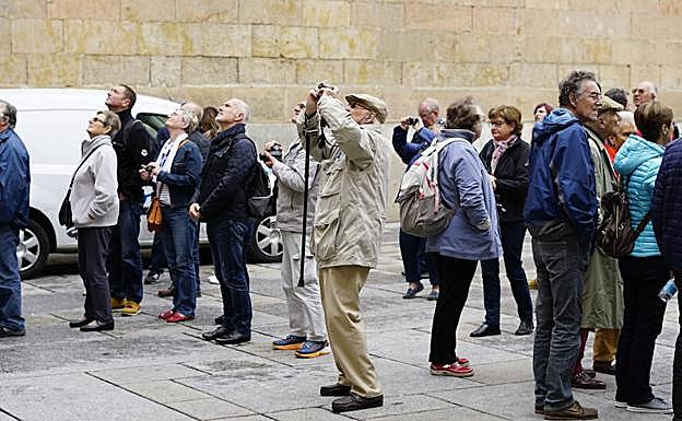 Un grupo de turistas, en el Patio de Escuelas de la Universidad de Salamanca.
