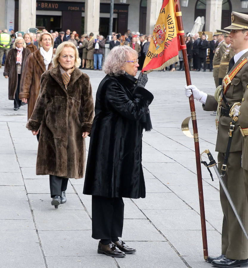 Una mujer besa la bandera durante una jura anterior.