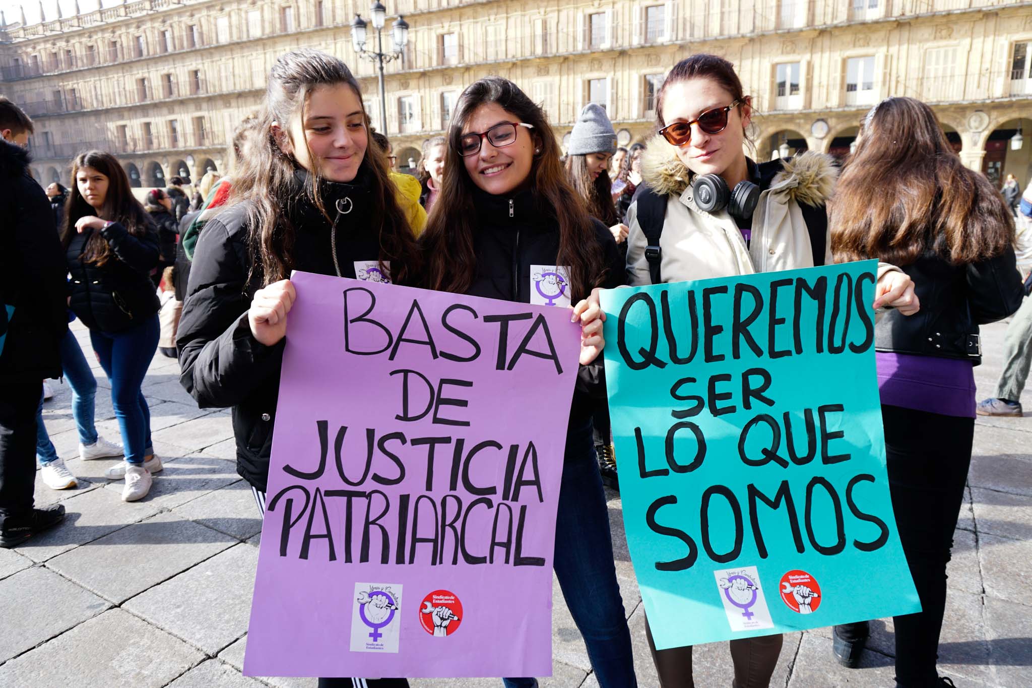 Más de 200 estudiantes se sumaron a la convocatoria del Sindicato de Estudiantes y el de Libres y Combatientes, que portaron una pancarta de cabecera donde se podía leer la principal demanda de esta protesta:'Educación sexual inclusiva y en libertad. Fuera el machismo de nuestras aulas'