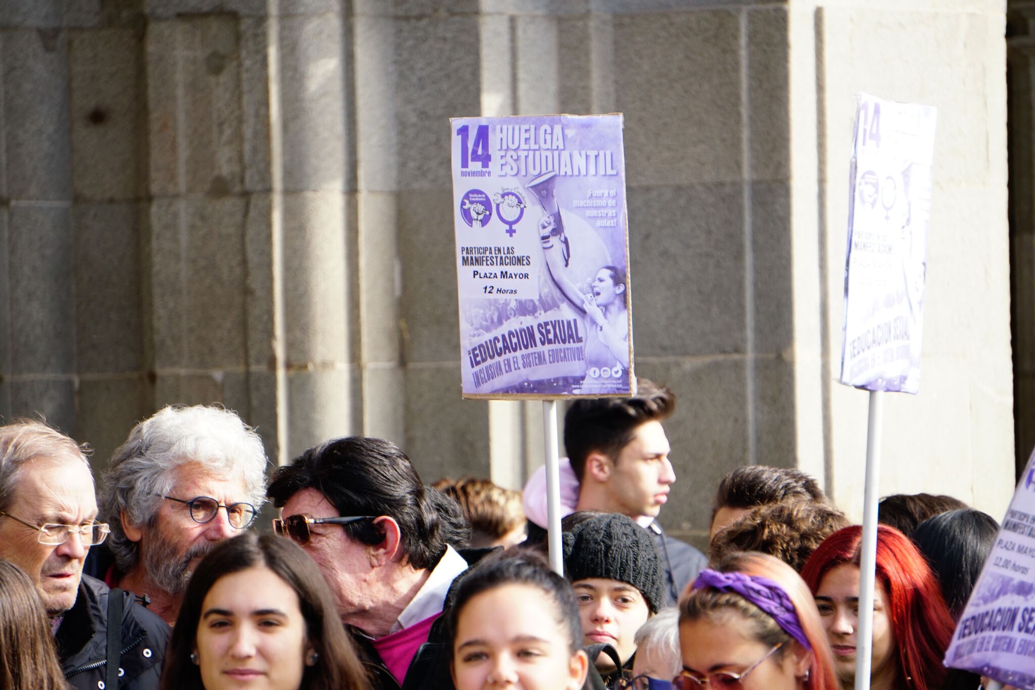 Más de 200 estudiantes se sumaron a la convocatoria del Sindicato de Estudiantes y el de Libres y Combatientes, que portaron una pancarta de cabecera donde se podía leer la principal demanda de esta protesta:'Educación sexual inclusiva y en libertad. Fuera el machismo de nuestras aulas'