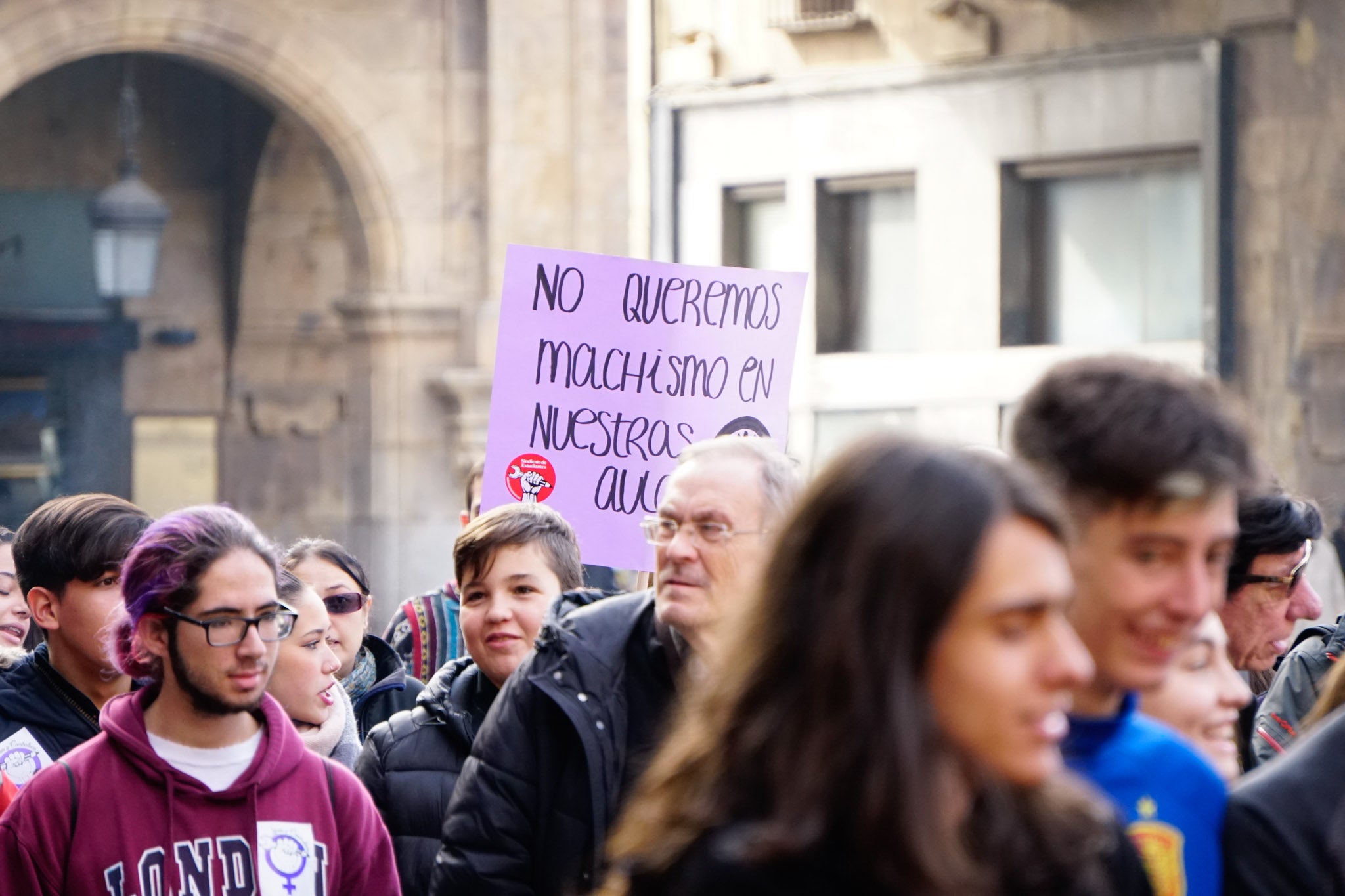 Más de 200 estudiantes se sumaron a la convocatoria del Sindicato de Estudiantes y el de Libres y Combatientes, que portaron una pancarta de cabecera donde se podía leer la principal demanda de esta protesta:'Educación sexual inclusiva y en libertad. Fuera el machismo de nuestras aulas'