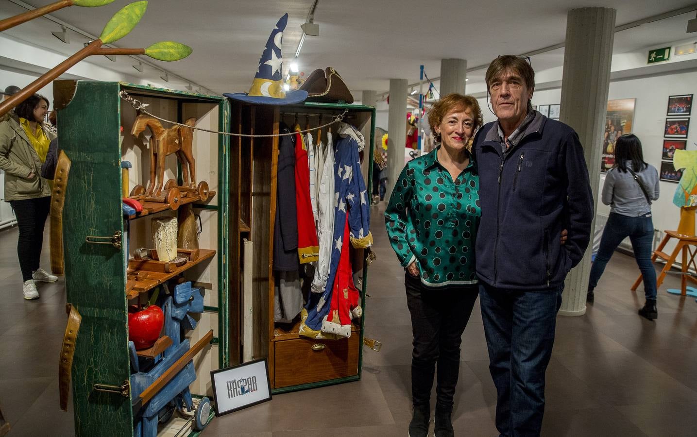 La Sala de Exposiciones de la Casa Revilla de Valladolid reúne fotografías, carteles, atrezzo, libros o maquetas en la exposición 'Teloncillo. 50 años de teatro', un recorrido lúdico por la historia de la compañía vallisoletana