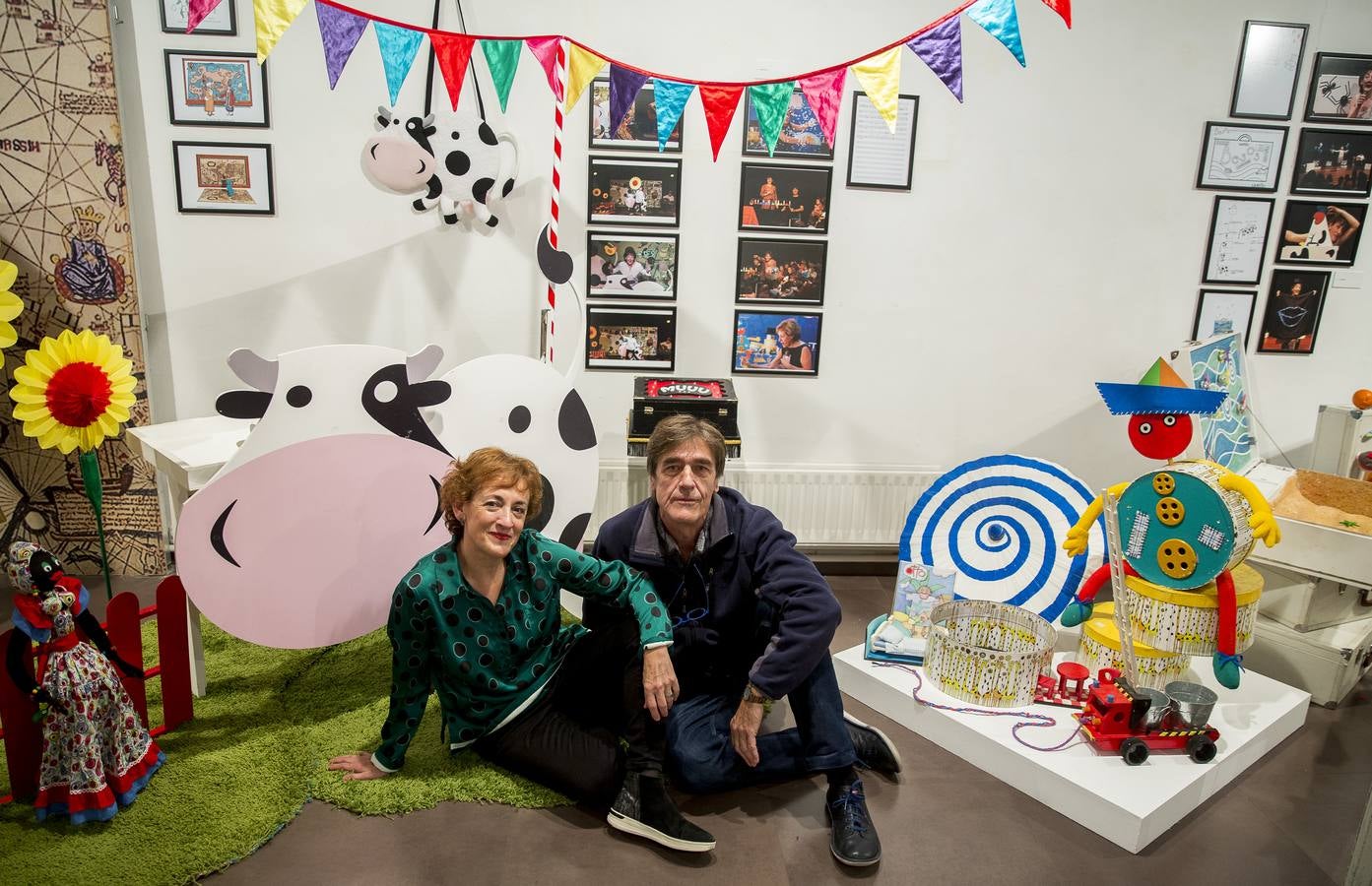 La Sala de Exposiciones de la Casa Revilla de Valladolid reúne fotografías, carteles, atrezzo, libros o maquetas en la exposición 'Teloncillo. 50 años de teatro', un recorrido lúdico por la historia de la compañía vallisoletana