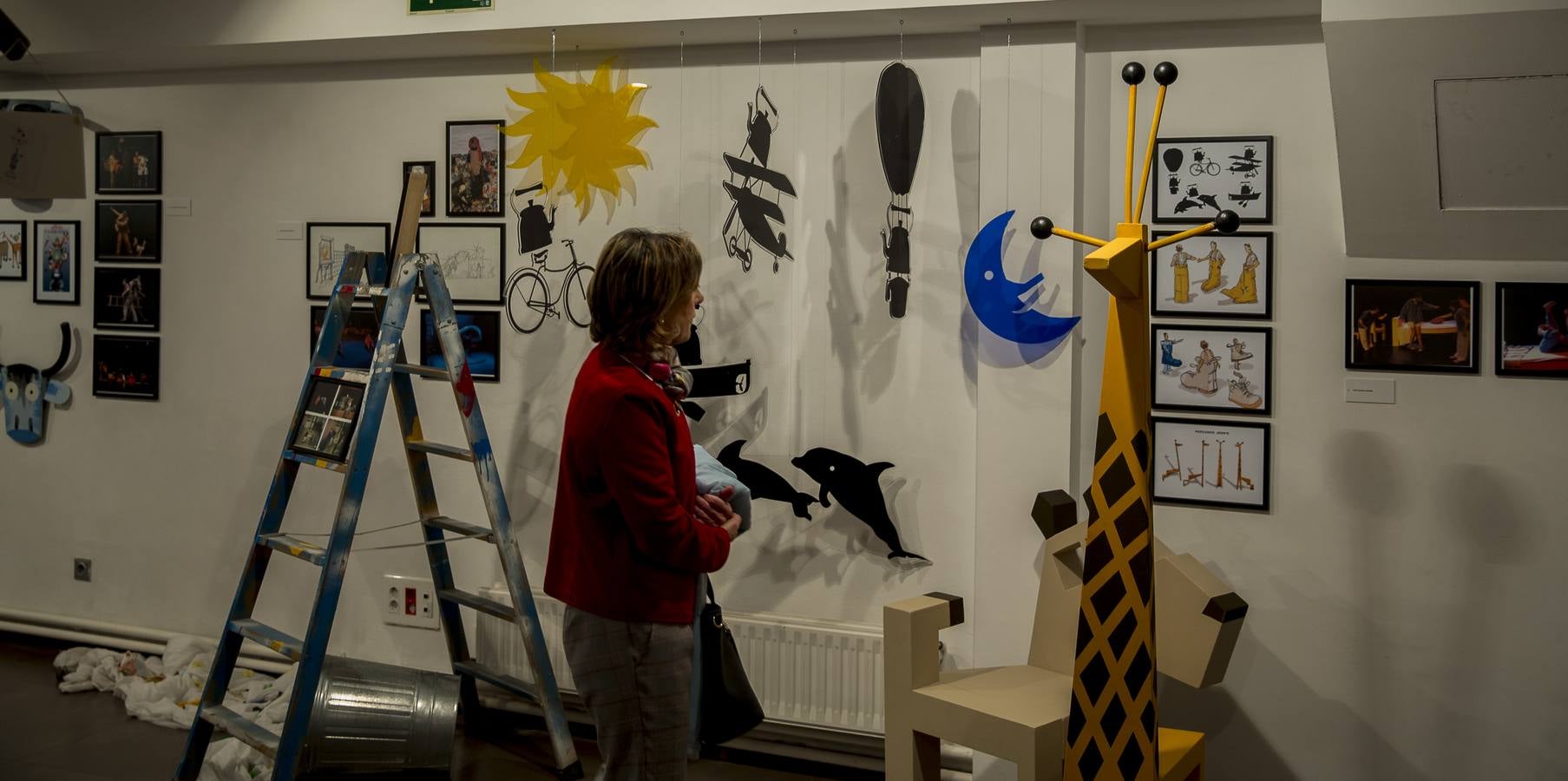 La Sala de Exposiciones de la Casa Revilla de Valladolid reúne fotografías, carteles, atrezzo, libros o maquetas en la exposición 'Teloncillo. 50 años de teatro', un recorrido lúdico por la historia de la compañía vallisoletana