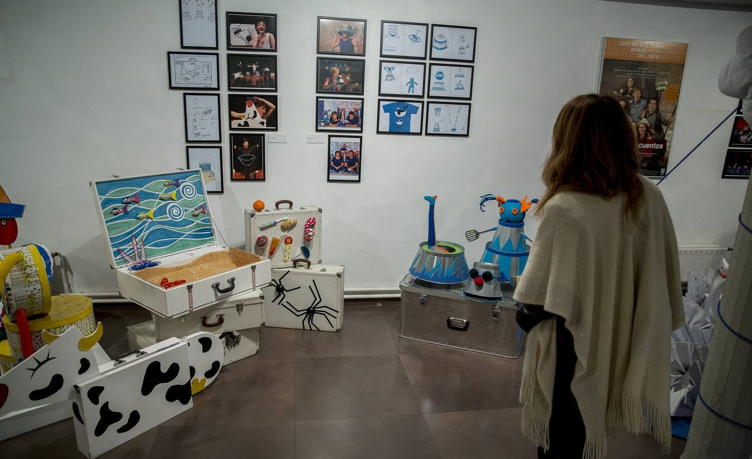La Sala de Exposiciones de la Casa Revilla de Valladolid reúne fotografías, carteles, atrezzo, libros o maquetas en la exposición 'Teloncillo. 50 años de teatro', un recorrido lúdico por la historia de la compañía vallisoletana